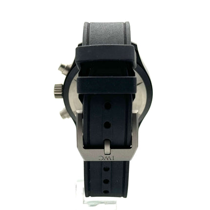 Rückansicht der IWC Pilots Watch Chronograph 41 Top Gun IW389401 mit schwarzem Kautschukband und Dornschließe