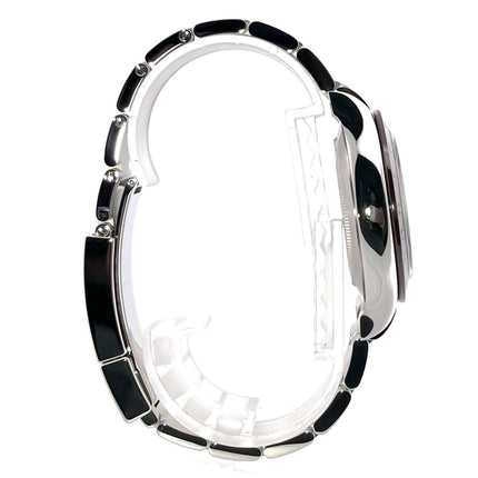 Seitenansicht der Rolex Daytona Platin 116506 mit eisblauem Zifferblatt und Diamanten verziertem Oyster Armband.