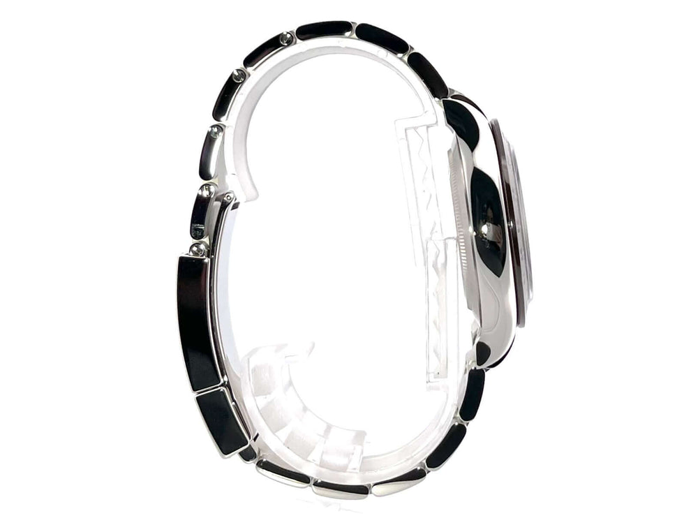 Seitenansicht der Rolex Daytona Platin 116506 mit eisblauem Zifferblatt und Diamanten verziertem Oyster Armband.