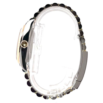 Seitenansicht der Rolex Datejust 36 126233 mit goldenem Palmenmuster und Jubile-Armband aus Edelstahl und Gelbgold