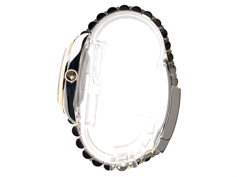 Seitenansicht der Rolex Datejust 36 126233 mit goldenem Palmenmuster und Jubile-Armband aus Edelstahl und Gelbgold