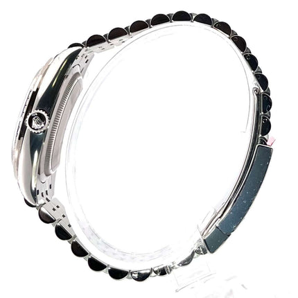 Seitenansicht der Rolex Datejust 36 Weißgold mit Diamanten 126284RBR, olivgrünes Palmenmuster Zifferblatt und Jubile-Band