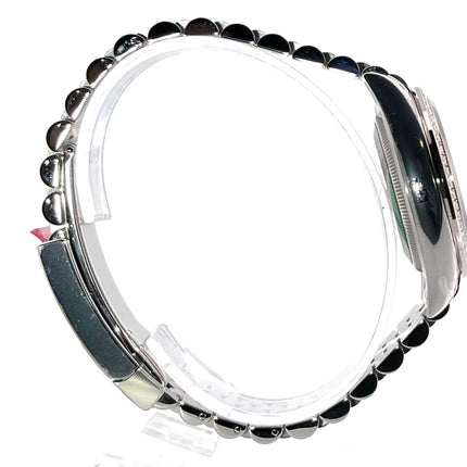 Seitenansicht der Rolex Datejust 36 Weißgold Diamant 126284RBR mit Jubile-Band und Palmenmuster Zifferblatt.