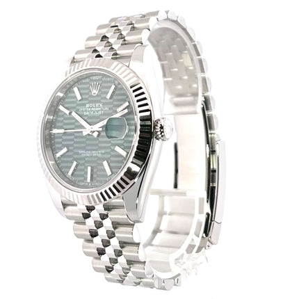 Rolex Datejust 41 Edelstahl Weißgold 126334 mit Mint Green Riffelmuster Zifferblatt, Jubiläumsarmband und 41 mm Edelstahlgehäuse.