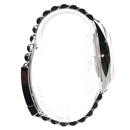 Seitenansicht der Rolex Datejust 41 Edelstahl Weißgold 126334 mit Jubile-Band und geriffelter Lünette.