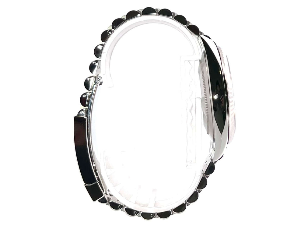 Seitenansicht der Rolex Datejust 41 Edelstahl Weißgold 126334 mit Jubile-Band und geriffelter Lünette.