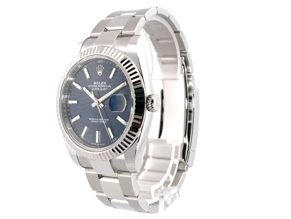 Rolex Datejust 41 Edelstahl Weißgold 126334 mit blauem Riffelmuster-Zifferblatt und Edelstahl-Oyster-Armband