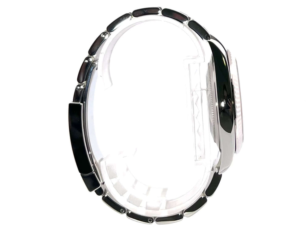 Seitenansicht der Rolex Datejust 41 126334 mit Edelstahl-Oysterband, poliert und satiniert, und 18 kt Weißgold Lünette.