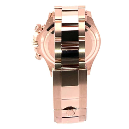Rückseite der Rolex Cosmograph Daytona 126505 in Everose-Gold mit poliertem und satiniertem 18 kt Everose-Gold Armband und Faltschließe.
