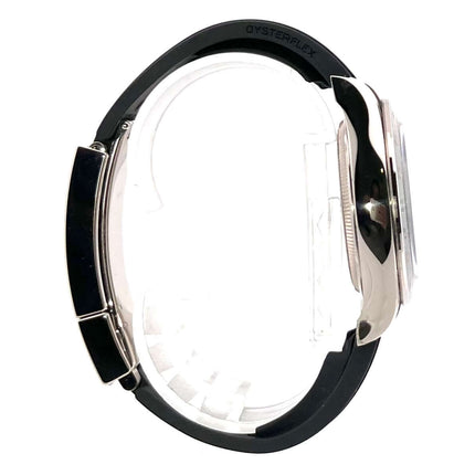 Seitenansicht der Rolex Daytona 126519LN in poliertem und satiniertem Weißgold mit schwarzem Oysterflex-Armband.