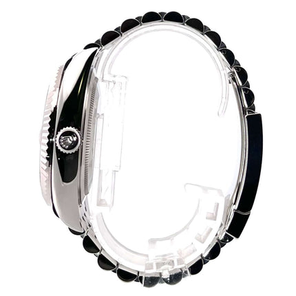 Seitenansicht der Rolex Sky-Dweller 336934 mit Edelstahl- und Weißgoldgehäuse und Jubile-Armband.