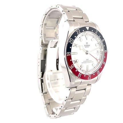 Tudor Heritage Black Bay GMT 79830RB-0010 Edelstahl-Uhr mit blau-roter Lünette und weißem Zifferblatt.