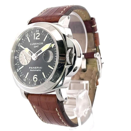 Panerai Luminor GMT Automatic Acciaio PAM00088, Edelstahlgehäuse, braunes Lederband, schwarzes Zifferblatt, 44 mm, aus 2002 in Seitenansicht