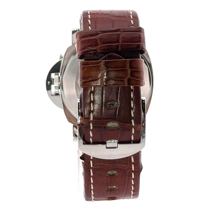 Rückansicht der Panerai Luminor GMT Automatic Acciaio PAM00088 mit braunem Lederarmband und polierter Edelstahlschließe.