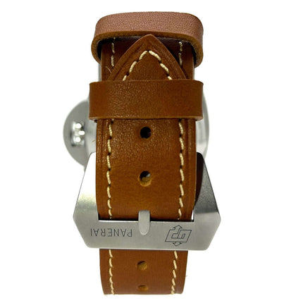 Rückansicht des braunen Lederarmbands der Panerai Luminor 1950 PAM00127 mit Edelstahl-Dornschließe.