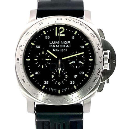 Panerai Luminor Chrono Daylight 44 PAM00250 mit schwarzem Kautschukband und Zifferblatt, Edelstahlgehäuse und Chronograph-Funktion.