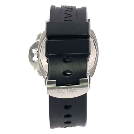 Rückansicht der Panerai Luminor Chrono Daylight 44 PAM00250 mit schwarzem Kautschukarmband und Edelstahlfaltschließe