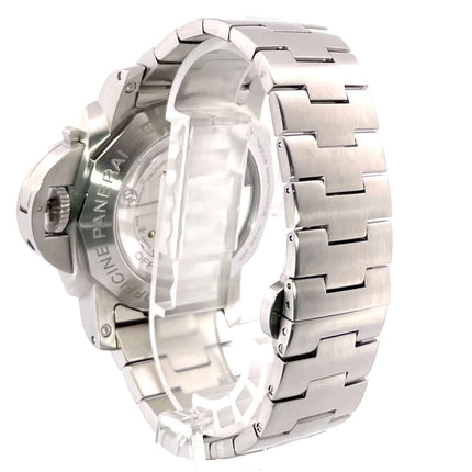 Rückseite der Panerai Luminor 1950 Marina mit Edelstahlarmband und Faltschließe, Uhrwerkteile sichtbar.