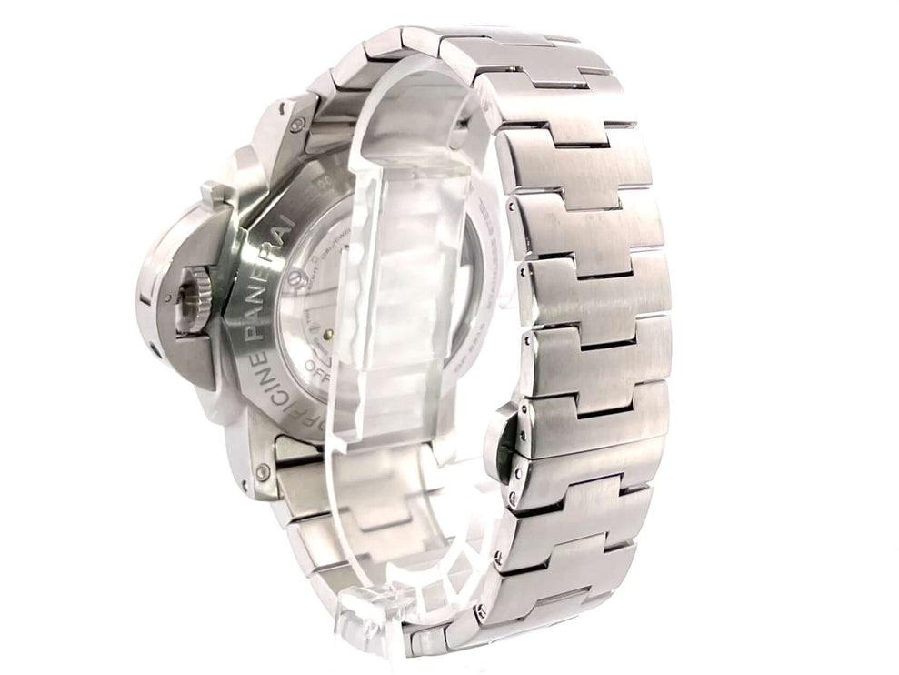Rückseite der Panerai Luminor 1950 Marina mit Edelstahlarmband und Faltschließe, Uhrwerkteile sichtbar.