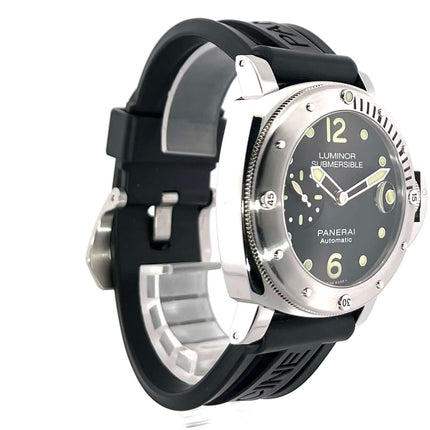 Panerai Luminor Submersible Automatic Acciaio 44 PAM01024 mit poliertem Edelstahlgehäuse und schwarzem Kautschukband.