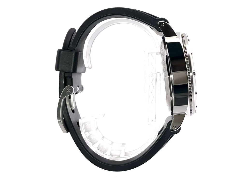 Seite der Panerai Luminor Submersible PAM01024 mit poliertem Edelstahlgehäuse und Kautschukband