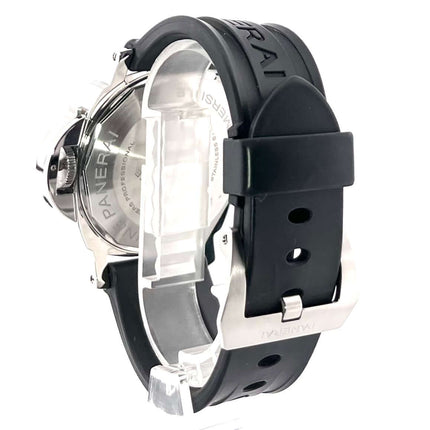 Rückansicht der Panerai Luminor Submersible Automatic Acciaio 44 PAM01024 mit Kautschukarmband und Dornschließe aus Edelstahl