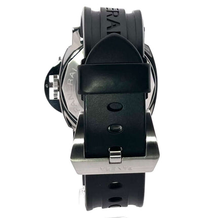 Rückansicht der Panerai Luminor Submersible Automatic Acciaio 44 PAM01024 mit schwarzem Kautschukarmband und Edelstahl Dornschließe
