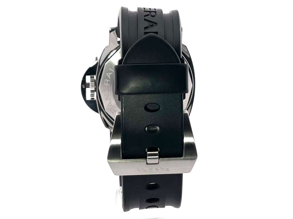 Rückansicht der Panerai Luminor Submersible Automatic Acciaio 44 PAM01024 mit schwarzem Kautschukarmband und Edelstahl Dornschließe