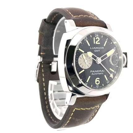Panerai Luminor GMT Automatic Acciaio PAM01088 aus Edelstahl mit braunem Lederband und schwarzem Zifferblatt mit fluoreszierenden Ziffern.