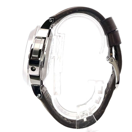 Seitenansicht der Panerai Luminor GMT Automatic Acciaio PAM01088 mit braunem Lederarmband und polierter Edelstahl Lünette.