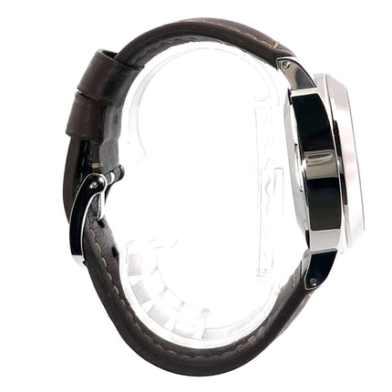 Seitenansicht Panerai Luminor GMT Automatic Acciaio PAM01088, braunes Lederband, Edelstahlgehäuse, glänzende Lünette, 44 mm Gehäusedurchmesser.