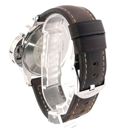 Rückansicht der Panerai Luminor GMT Automatic Acciaio PAM01088 mit braunem Lederband und Edelstahl-Gehäuse.