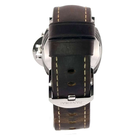 Rückansicht der Panerai Luminor GMT Automatic Acciaio PAM01088 mit braunem Lederarmband und Dornschließe.