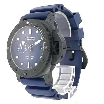 Panerai Submersible QuarantaQuattro Carbotech Blu Abisso PAM01232 Uhr mit blauem Kautschukband und schwarzem Gehäuse auf weißem Hintergrund