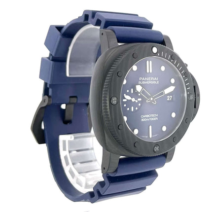 Panerai Submersible QuarantaQuattro Carbotech Blu Abisso PAM01232 mit blauem Kautschukband und fluoreszierenden Indizes.