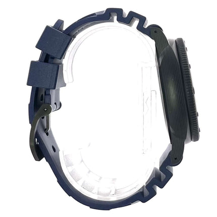 Seitenansicht der Panerai Submersible QuarantaQuattro Carbotech Blu Abisso PAM01232 mit blauem Kautschukband und Carbotech-Gehäuse