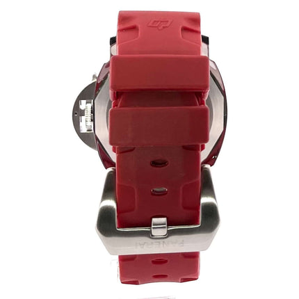 Rückseite von Panerai Luminor Luna Rossa PAM01342 mit rotem Kautschukband und polierter Edelstahldornschließe