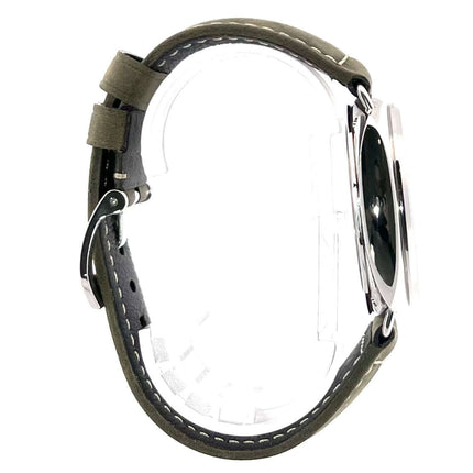 Seitenansicht der Panerai Radiomir Officine PAM01384 mit khakifarbenem Lederarmband und satiniertem Edelstahlgehäuse