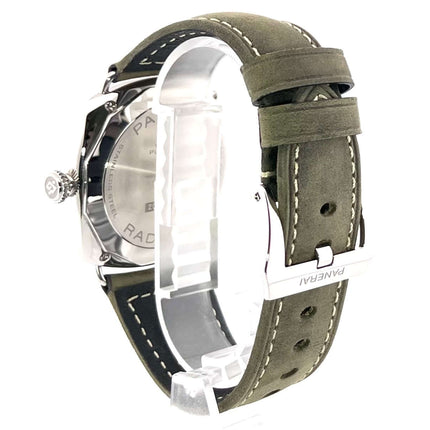 Panerai Radiomir Officine PAM01384 mit khakifarbenem Lederarmband und satiniertem Edelstahlgehäuse, Rückansicht.