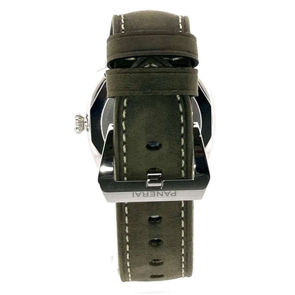 Rückansicht der Panerai Radiomir Officine PAM01384 mit khakifarbenem Lederarmband und satiniertem Edelstahlgehäuse