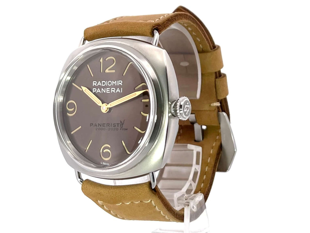 Panerai Radiomir Venti PAM02020 mit braunem Lederarmband und arabischen Ziffern.