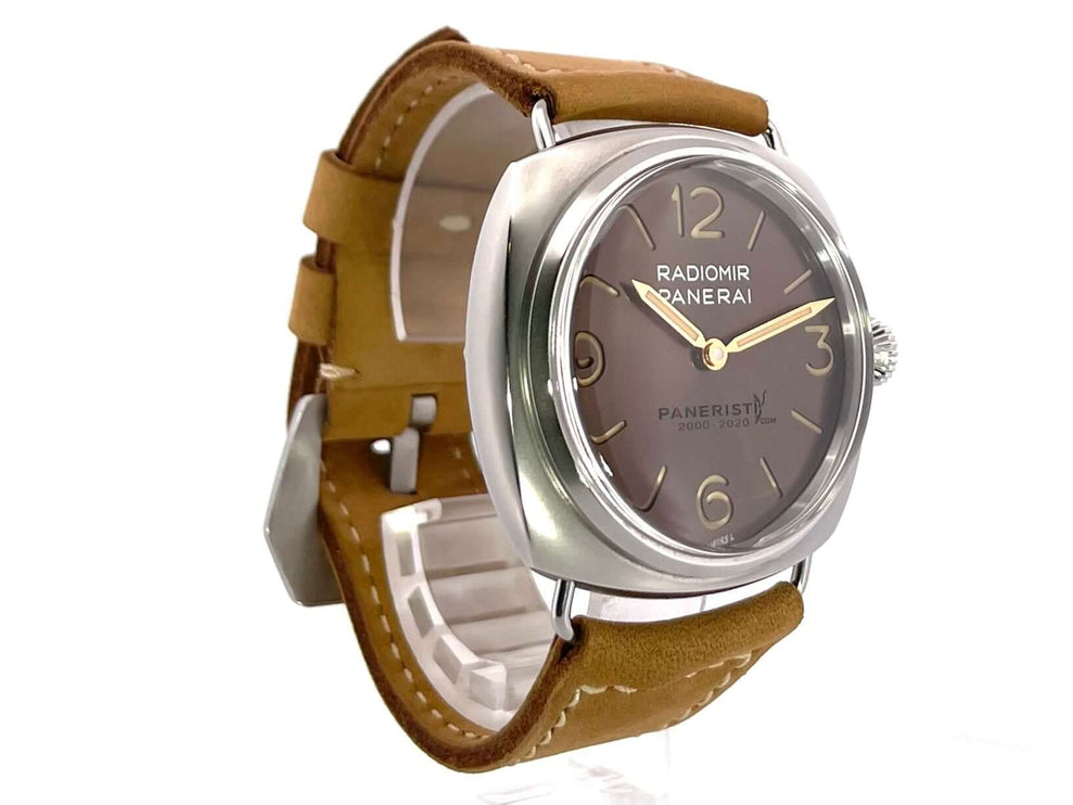 Panerai Radiomir Venti PAM02020 Herrenuhr mit satiniertem Edelstahlgehäuse und braunem Lederarmband, arabische Leuchtziffern, Handaufzugwerk.