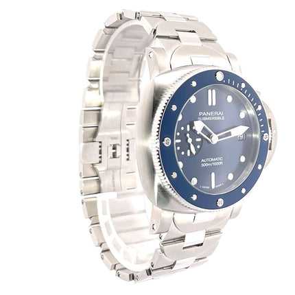 Panerai Luminor Submersible Blu Notte PAM02068 mit blauem Keramikzifferblatt, Edelstahlarmband und drehbarer Lünette.