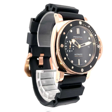 Panerai Submersible Goldtech PAM02164 auf poliertem 18 kt Goldtech-Gehäuse mit schwarzem Kautschukarmband und Keramiklünette.
