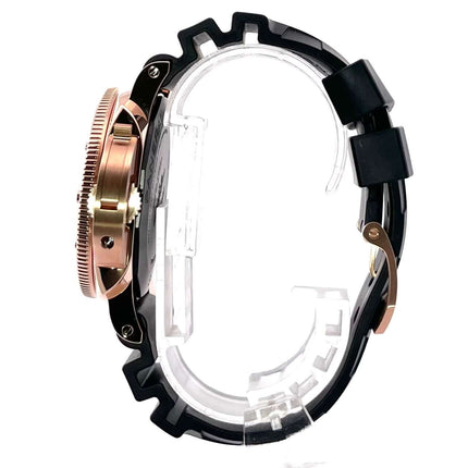 Seitenansicht der Panerai Submersible Goldtech PAM02164 mit poliertem 18 kt Goldtech-Gehäuse und schwarzem Kautschukband.