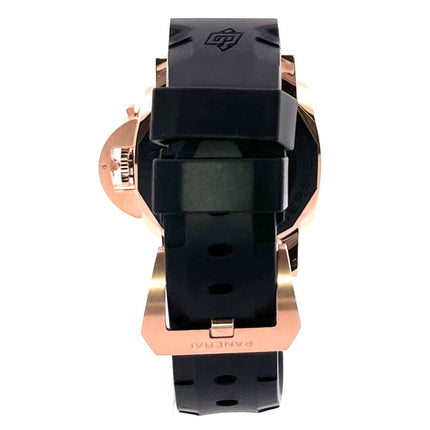 Rückansicht der Panerai Submersible Goldtech PAM02164 mit schwarzem Kautschukband und Dornschließe.