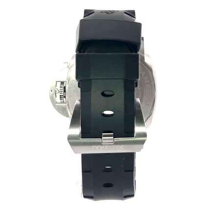 Rückseite der Panerai Luminor Submersible Automatic 42 PAM02683 mit schwarzem Kautschukband und Edelstahlschließe.