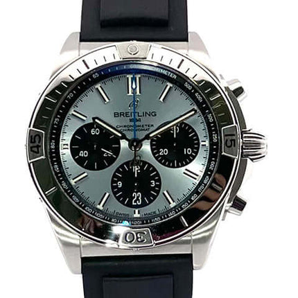 Breitling Chronomat B01 42 Chronograph PB0134101C1S1 mit hellblauem Zifferblatt und schwarzem Kautschukband