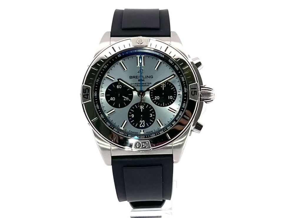 Breitling Chronomat B01 42 Chronograph PB0134101C1S1, hellblaues Zifferblatt, Edelstahlgehäuse, schwarzes Kautschukband, Leuchtindizes und Totalisatoren