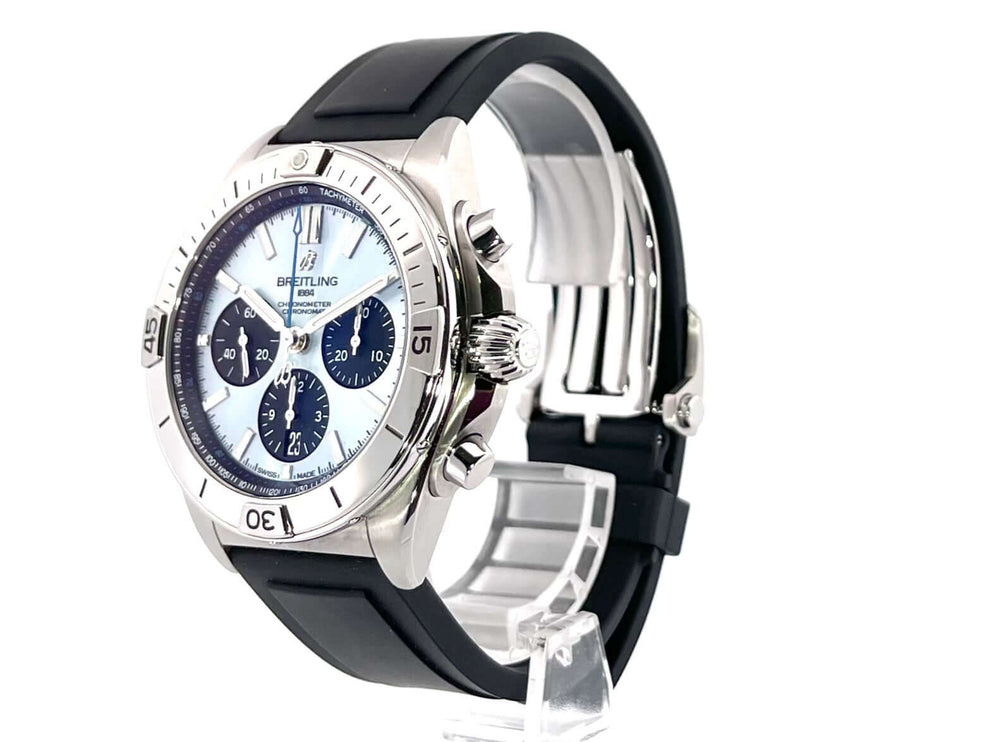 Breitling Chronomat B01 42 Chronograph PB0134101C1S1 mit schwarzem Kautschukband und hellblauem Zifferblatt, seitliche Ansicht